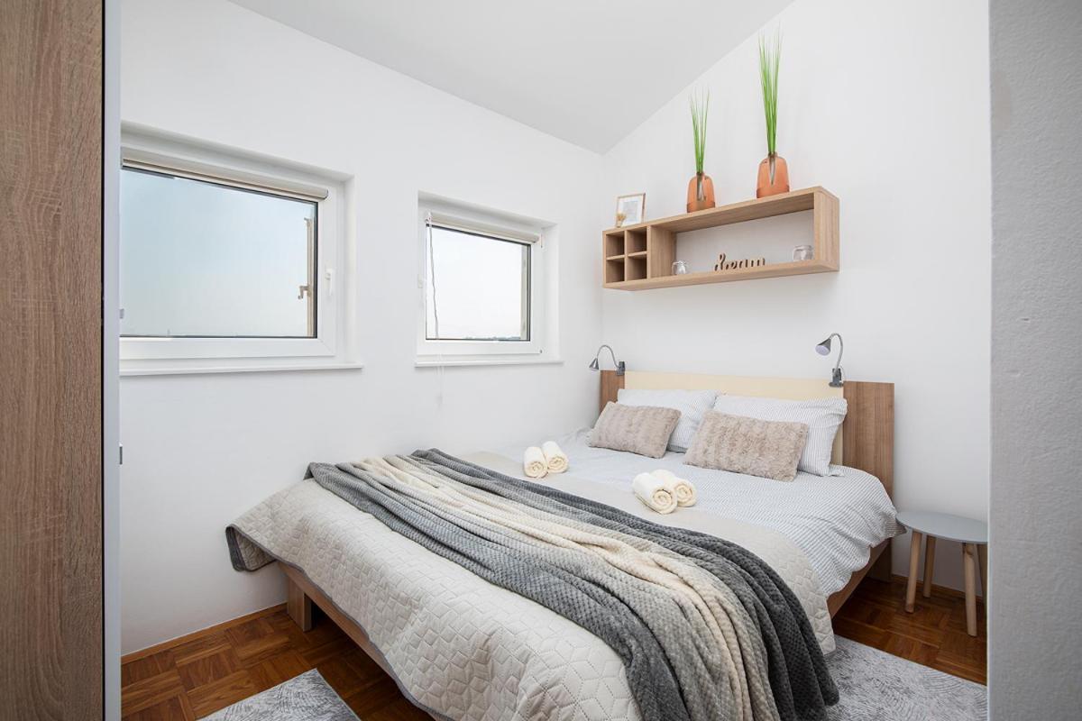 Apartment Aston พูลา ภายนอก รูปภาพ